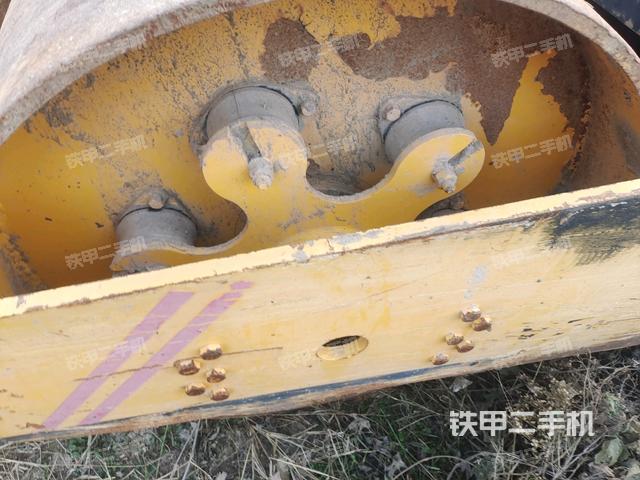 后輪左側(cè)全景（壓路機(jī)前后車架）