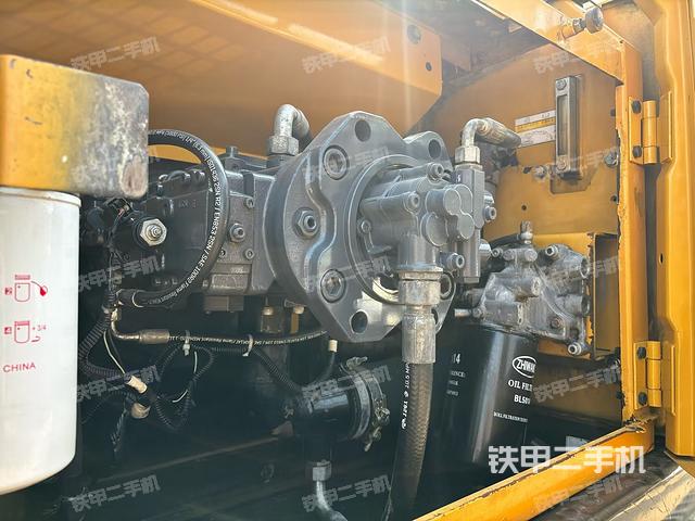 液壓泵艙室正面整體(整機(jī)外觀) 液壓泵艙室正面整體(整機(jī)外觀)