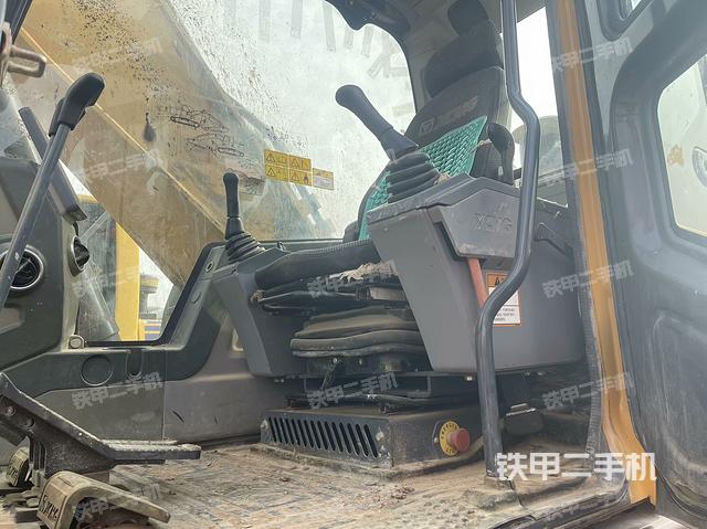 駕駛室整體(整機(jī)外觀) 駕駛室整體(整機(jī)外觀)