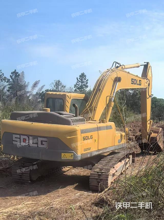 駕駛室頂部（整機外觀）