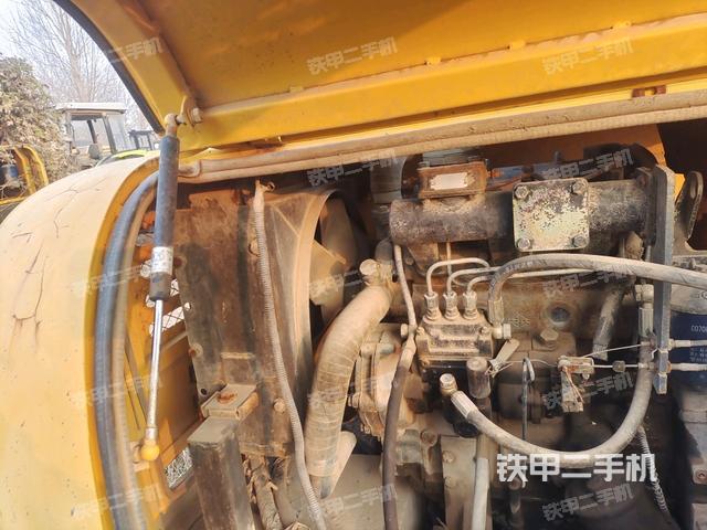 發(fā)動(dòng)機(jī)上部全景（壓路機(jī)發(fā)動(dòng)機(jī)艙）