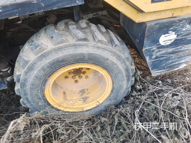 前輪左側(cè)減震塊連接及部件（壓路機(jī)前后車架）