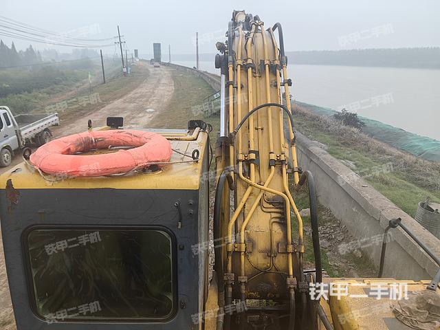 駕駛室頂部（整機外觀）