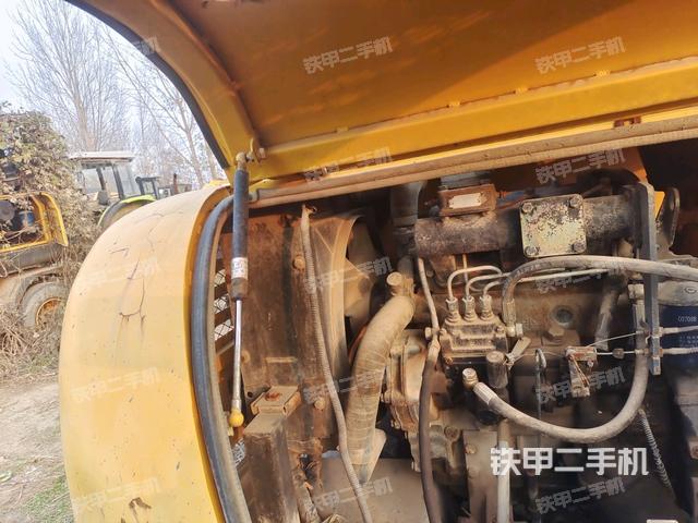 發(fā)動(dòng)機(jī)右側(cè)全景（壓路機(jī)發(fā)動(dòng)機(jī)艙）