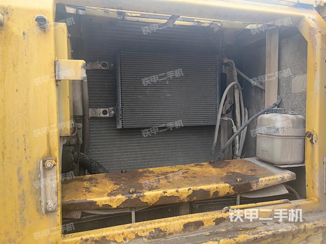 液壓泵艙室正面整體（整機外觀）