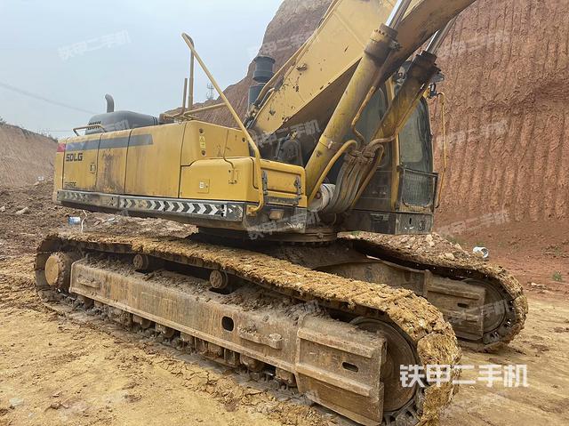單側(cè)履帶整體(整機(jī)外觀) 單側(cè)履帶整體(整機(jī)外觀)