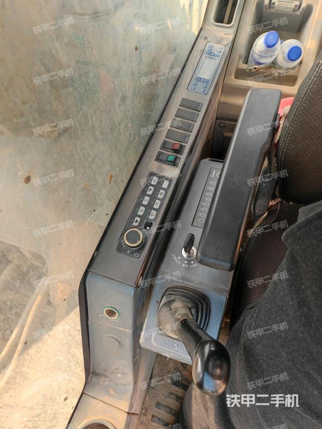 座椅右側(cè)控制臺/鑰匙門/油門/含右手柄（駕駛室部分）