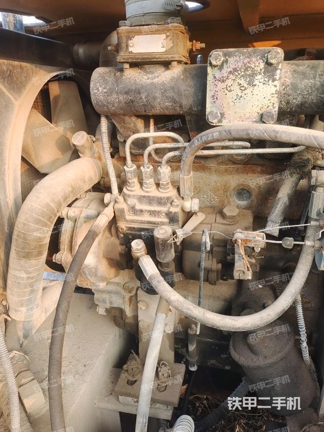 發(fā)動(dòng)機(jī)左側(cè)全景（壓路機(jī)發(fā)動(dòng)機(jī)艙）