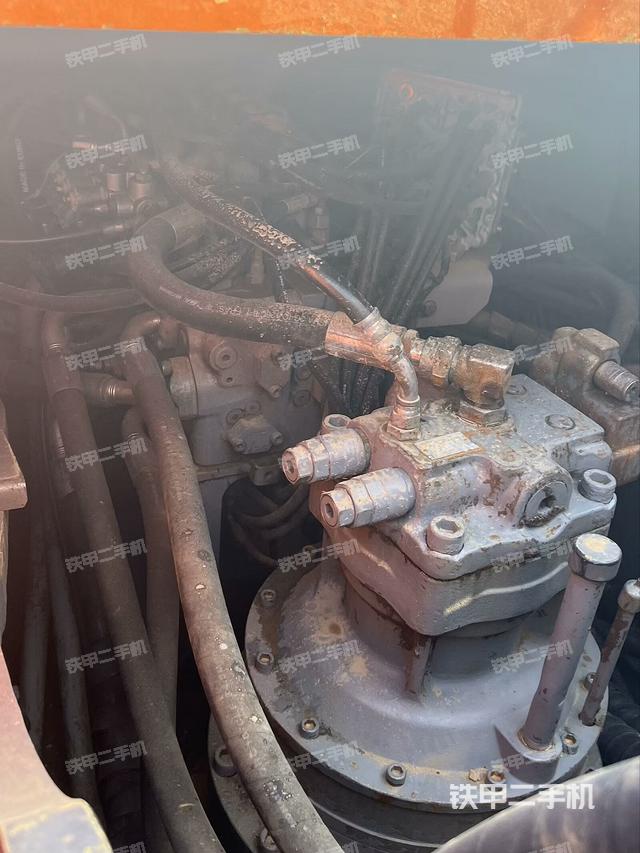 回轉(zhuǎn)馬達(dá)和主控閥(整機(jī)外觀) 回轉(zhuǎn)馬達(dá)和主控閥(整機(jī)外觀)