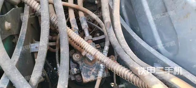 回轉(zhuǎn)馬達(dá)和主控閥（整機(jī)外觀）