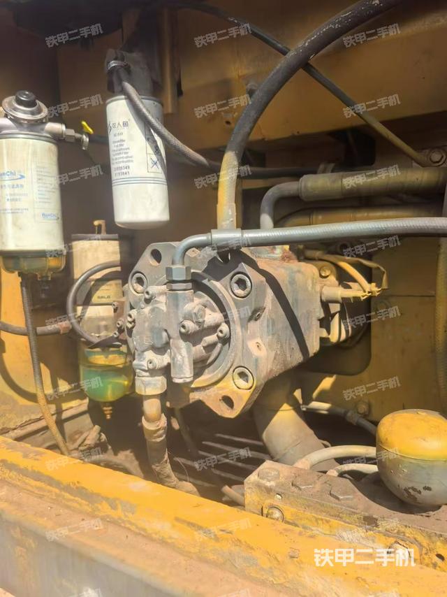 液壓泵艙室正面整體（整機外觀）