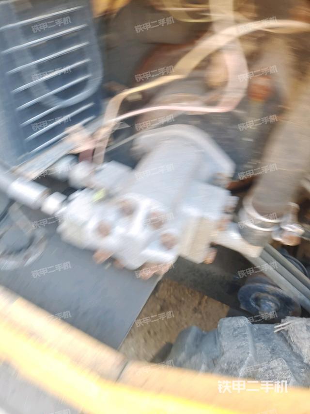 駕駛室側(cè)向上照全景（壓路機駕駛室）