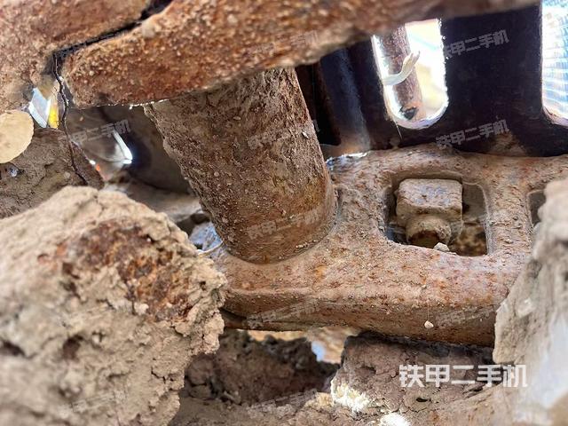 駕駛室頂部(整機(jī)外觀) 駕駛室頂部(整機(jī)外觀)