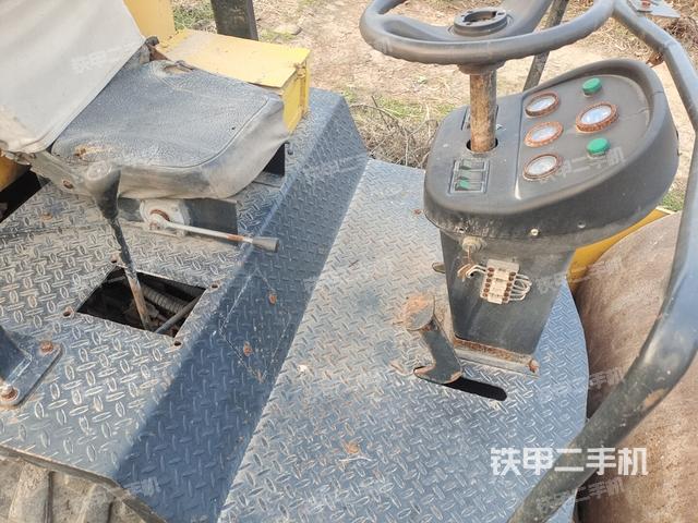 駕駛室內(nèi)座椅、儀表操作手柄全景（壓路機(jī)駕駛室）