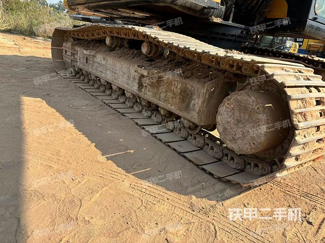 單側(cè)履帶整體(整機(jī)外觀) 單側(cè)履帶整體(整機(jī)外觀)