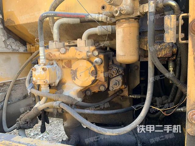 液壓泵艙室正面整體（整機外觀）