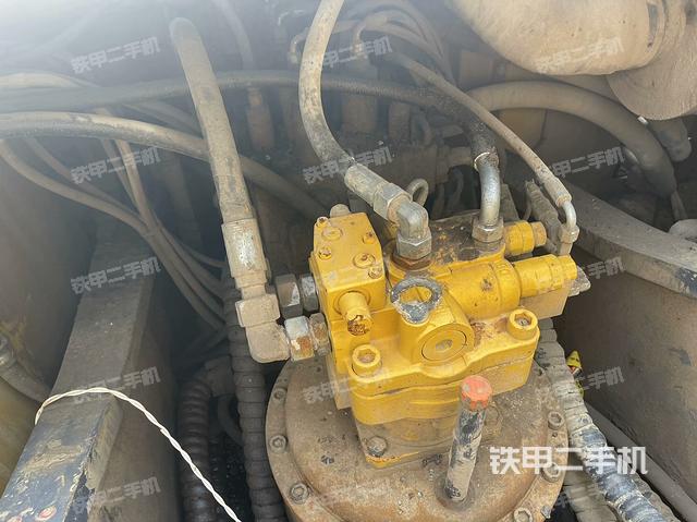 回轉(zhuǎn)馬達(dá)和主控閥(整機(jī)外觀) 回轉(zhuǎn)馬達(dá)和主控閥(整機(jī)外觀)