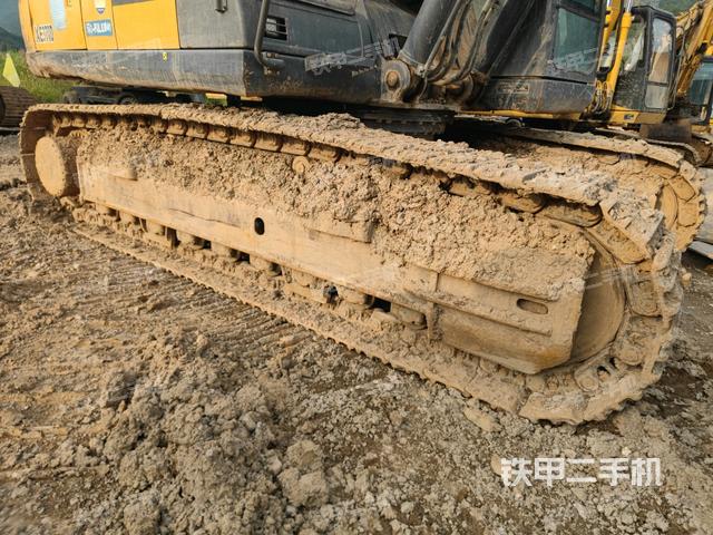 左側(cè)履帶整體?（行走機(jī)構(gòu)）