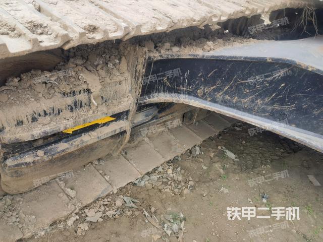 單側(cè)履帶整體(整機(jī)外觀) 單側(cè)履帶整體(整機(jī)外觀)