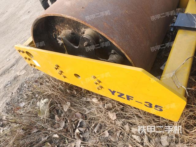 前輪右側(cè)減震塊連接及部件（壓路機前后車架）