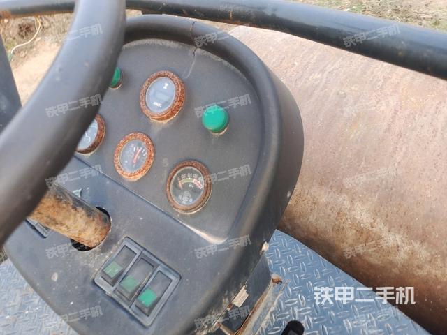 駕駛室頂蓬內(nèi)（壓路機(jī)駕駛室）