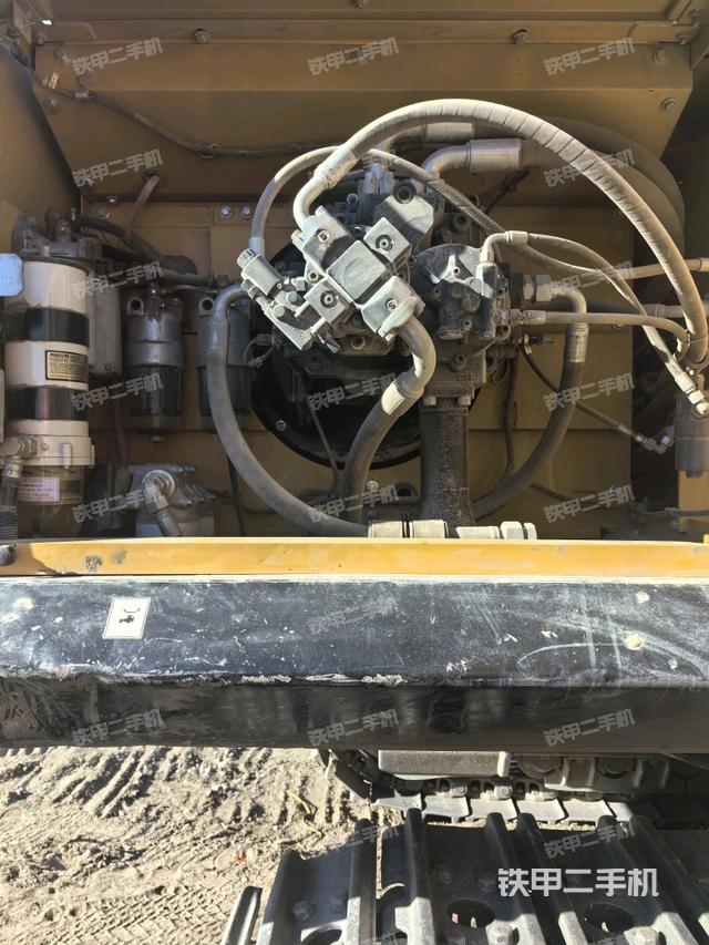 液壓泵艙室正面整體(整機(jī)外觀) 液壓泵艙室正面整體(整機(jī)外觀)