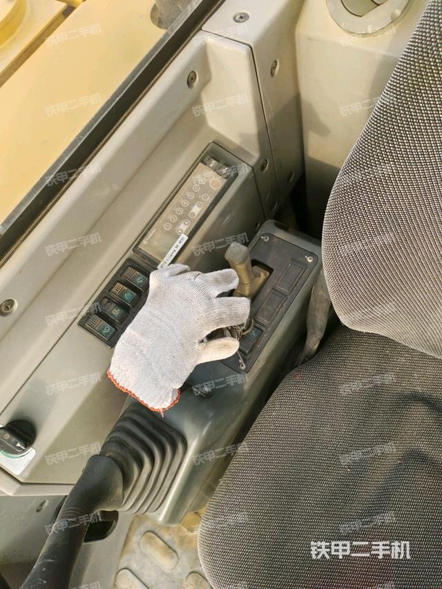 座椅右側(cè)控制臺/鑰匙門/油門/含右手柄（駕駛室部分）