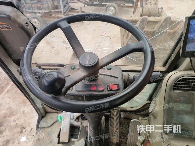 行走控制手柄和踏板?俯拍（駕駛室部分）