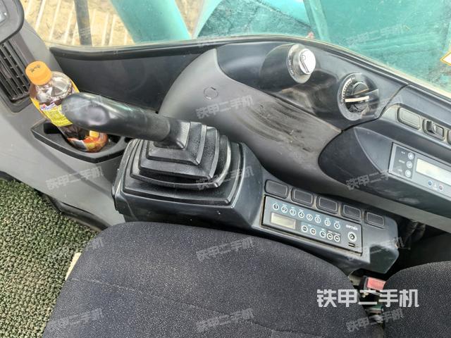 座椅左側(cè)控制臺/音響/含左手柄（駕駛室部分）