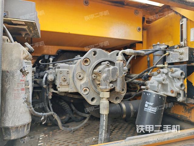 液壓泵艙室正面整體(整機(jī)外觀) 液壓泵艙室正面整體(整機(jī)外觀)