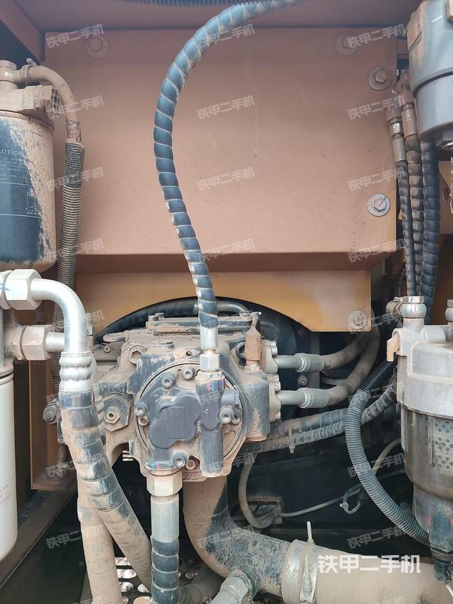 液壓泵艙室正面整體(整機(jī)外觀) 液壓泵艙室正面整體(整機(jī)外觀)