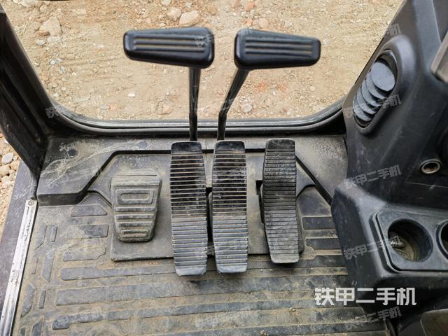 行走控制手柄和踏板?俯拍（駕駛室部分）