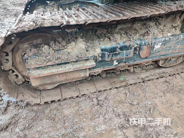 單側(cè)履帶整體(整機(jī)外觀) 單側(cè)履帶整體(整機(jī)外觀)