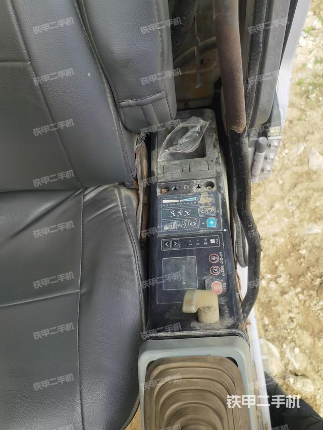 行走控制手柄和踏板?俯拍（駕駛室部分）