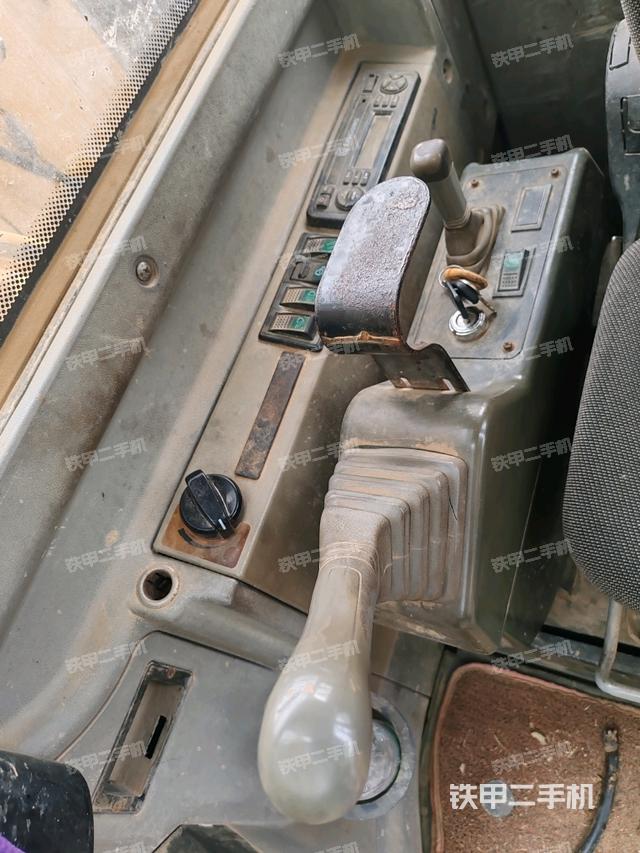 座椅右側(cè)控制臺(tái)/鑰匙門(mén)/油門(mén)/含右手柄（駕駛室部分）