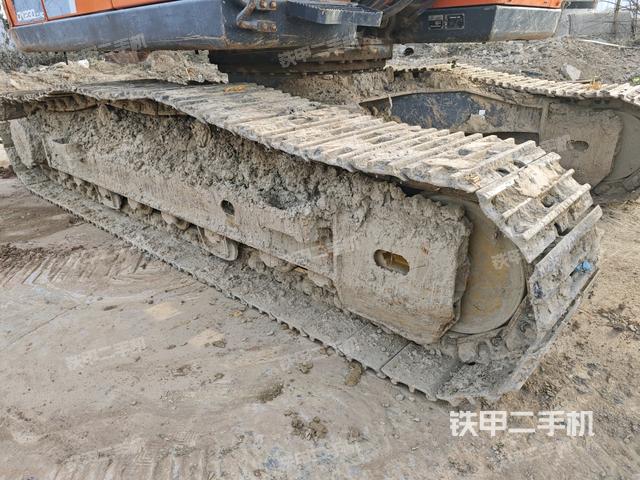 單側(cè)履帶整體(整機(jī)外觀) 單側(cè)履帶整體(整機(jī)外觀)