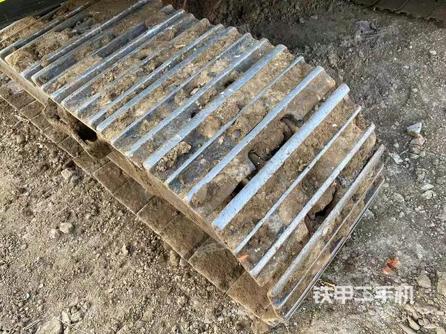 單側(cè)履帶整體(整機外觀) 單側(cè)履帶整體(整機外觀)