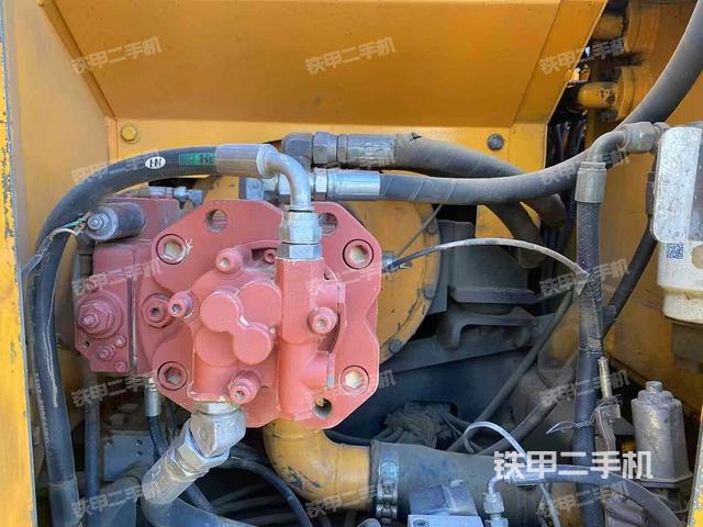 液壓泵艙室正面整體(整機外觀) 液壓泵艙室正面整體(整機外觀)