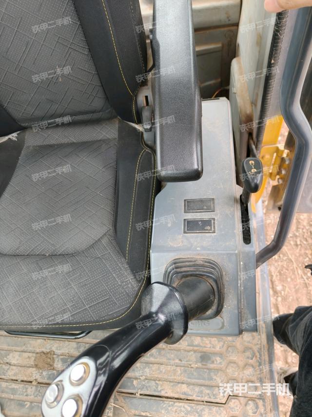 行走控制手柄和踏板?俯拍（駕駛室部分）