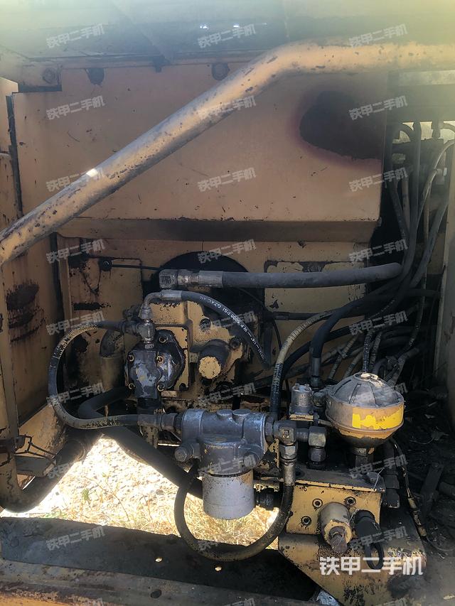 液壓泵艙室正面整體(整機(jī)外觀) 液壓泵艙室正面整體(整機(jī)外觀)