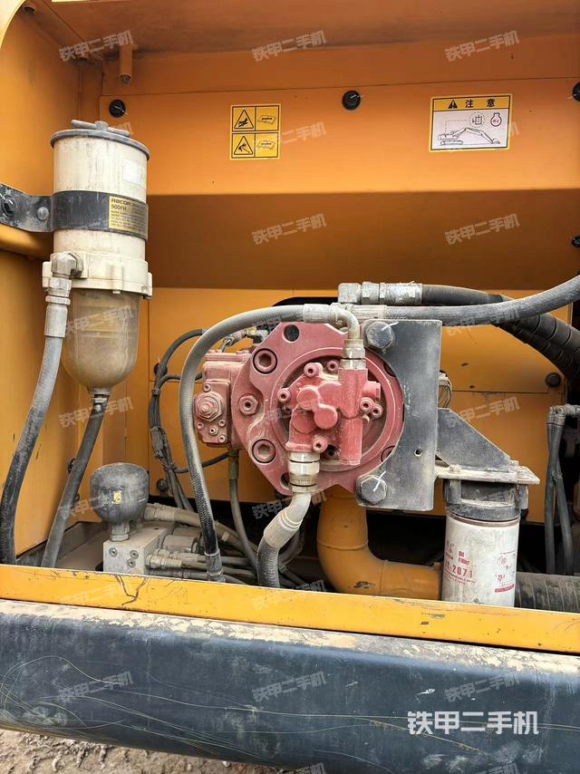 液壓泵艙室正面整體（整機外觀）