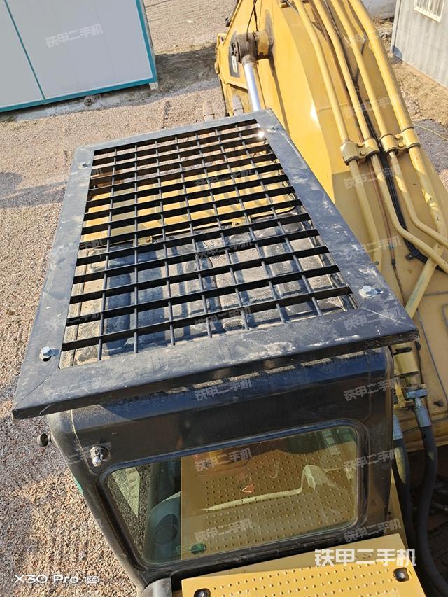 駕駛室頂部(整機(jī)外觀) 駕駛室頂部(整機(jī)外觀)