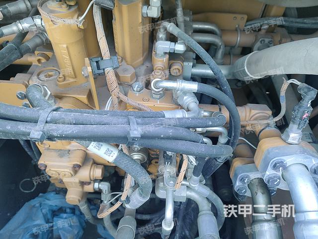 回轉(zhuǎn)馬達(dá)和主控閥(整機(jī)外觀) 回轉(zhuǎn)馬達(dá)和主控閥(整機(jī)外觀)