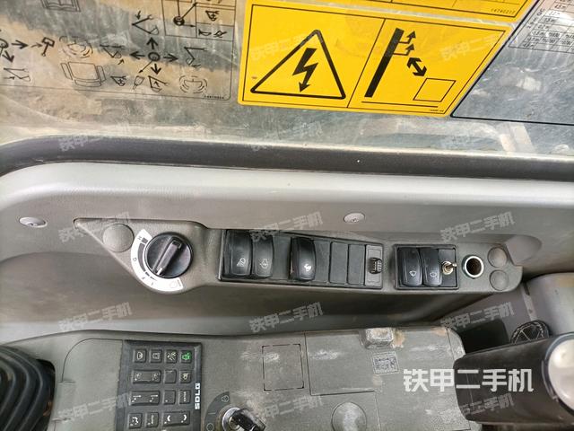 座椅右側(cè)控制臺(tái)/鑰匙門/油門/含右手柄（駕駛室部分）