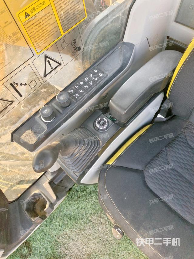 座椅右側控制臺/鑰匙門/油門/含右手柄（駕駛室部分）