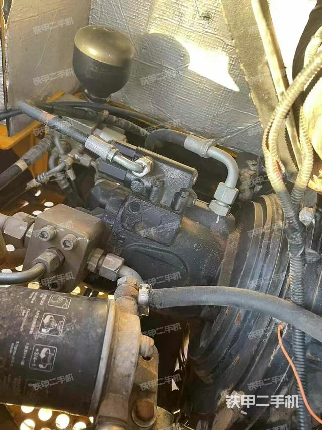 液壓泵艙室正面整體(整機外觀) 液壓泵艙室正面整體(整機外觀)