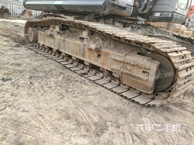 單側(cè)履帶整體(整機(jī)外觀) 單側(cè)履帶整體(整機(jī)外觀)