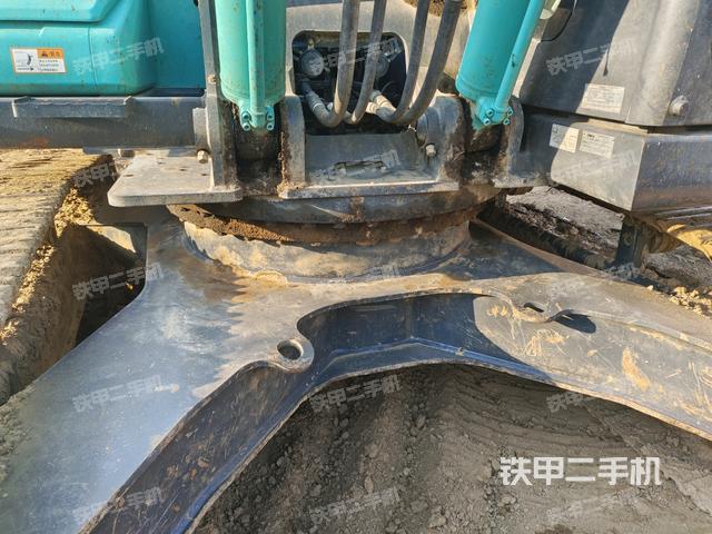 轉盤和下車架正前(工作和回轉裝置) 轉盤和下車架正前(工作和回轉裝置)