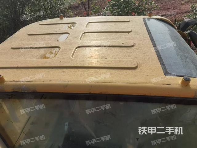 駕駛室頂部(整機(jī)外觀) 駕駛室頂部(整機(jī)外觀)