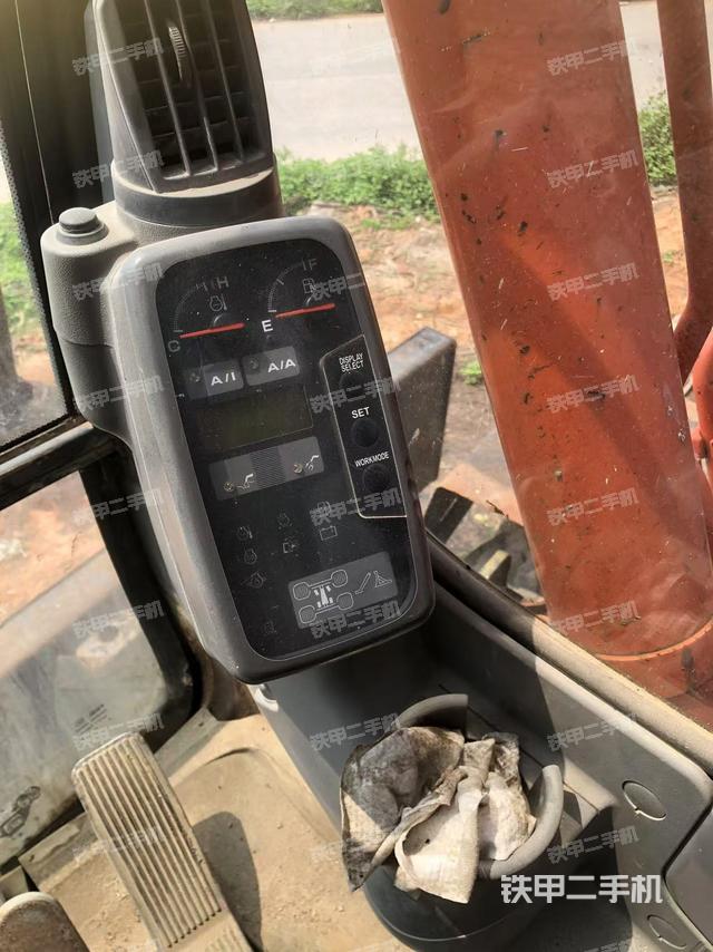 座椅右側(cè)控制臺(tái)/鑰匙門/油門/含右手柄(駕駛室部分) 座椅右側(cè)控制臺(tái)/鑰匙門/油門/含右手柄(駕駛室部分)